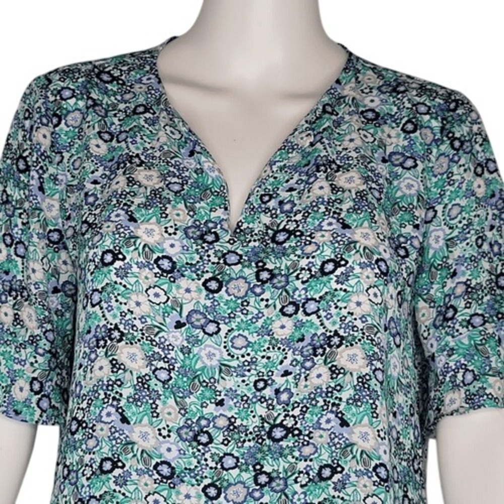 Roz & Ali‎ Blue & Green Floral V-Neck Blouse - Picture 2 of 13